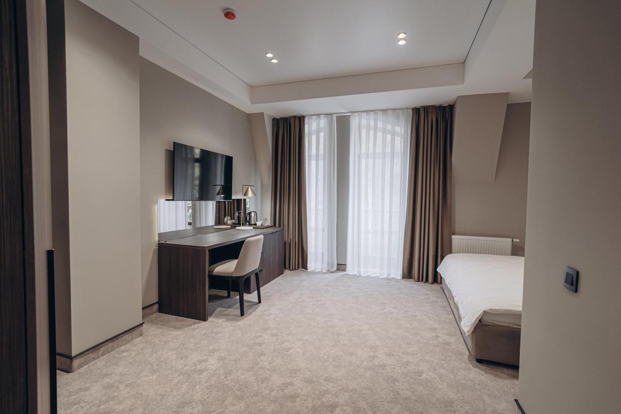 Park Hotel Bristol 乌日霍罗德 外观 照片