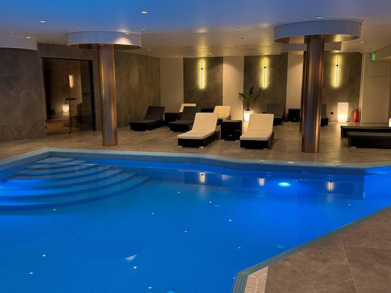 Park Hotel Bristol 乌日霍罗德 外观 照片