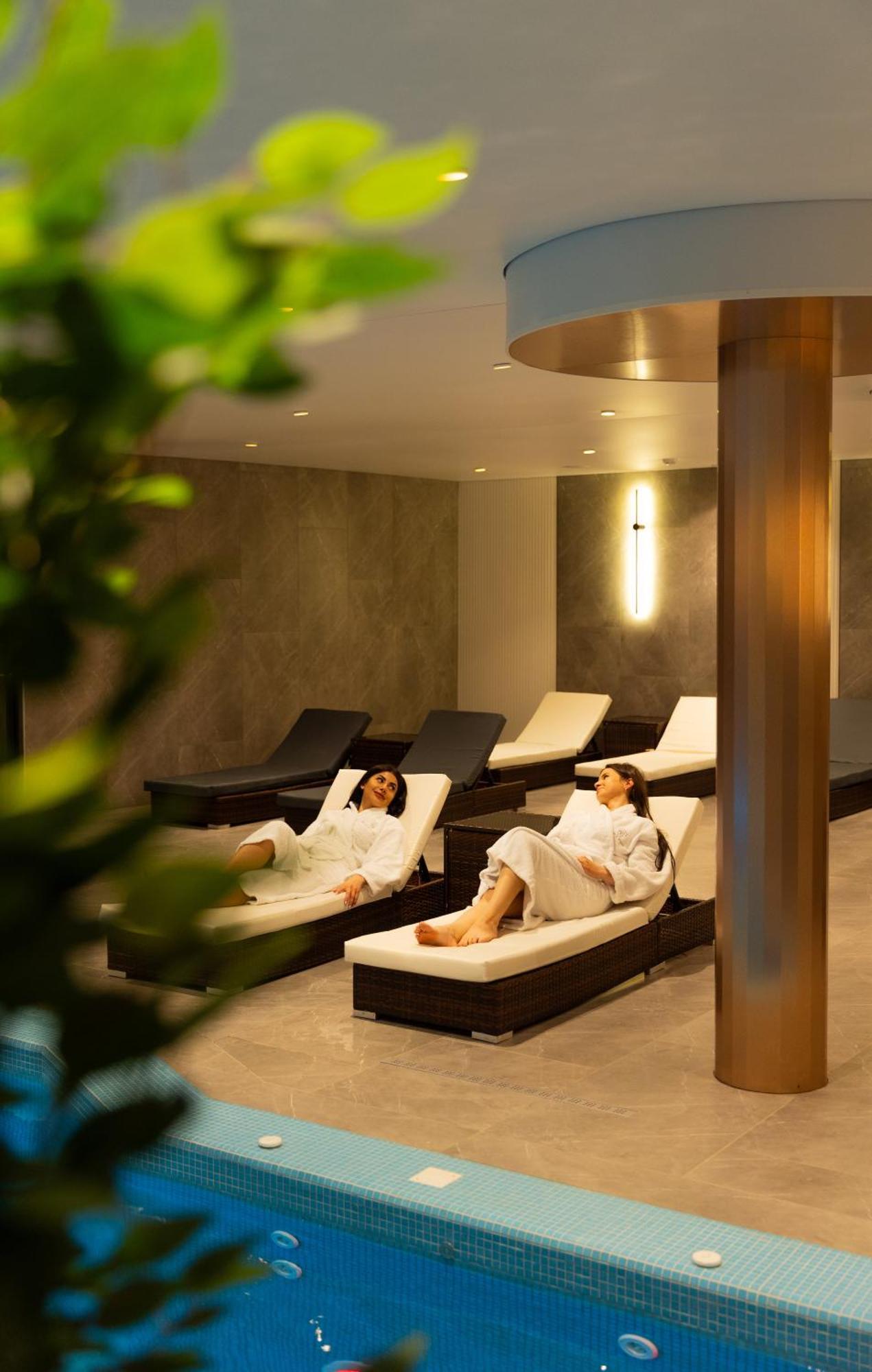 Park Hotel Bristol 乌日霍罗德 外观 照片
