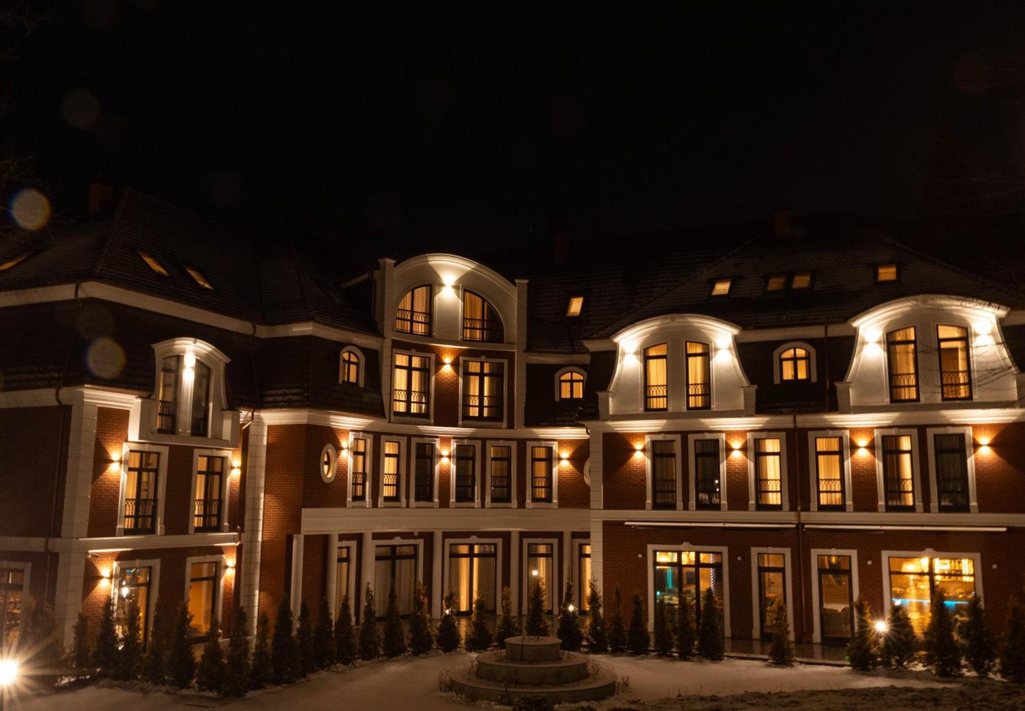 Park Hotel Bristol 乌日霍罗德 外观 照片