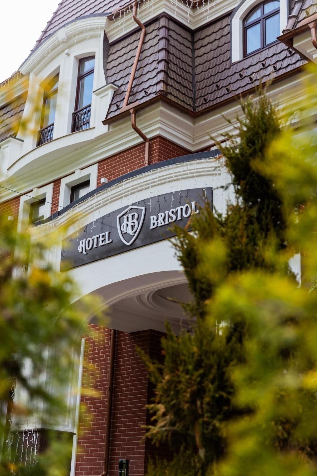 Park Hotel Bristol 乌日霍罗德 外观 照片