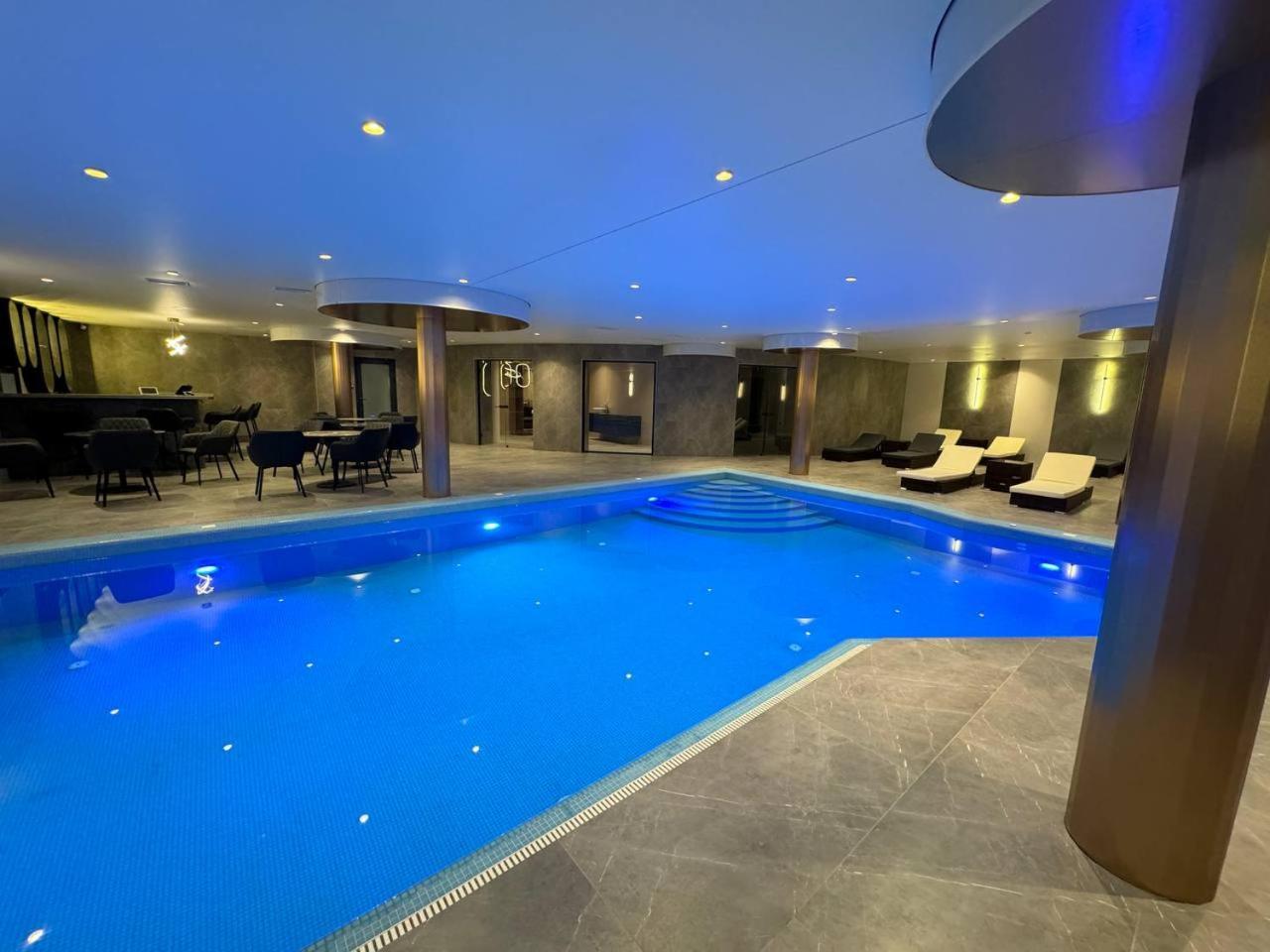 Park Hotel Bristol 乌日霍罗德 外观 照片