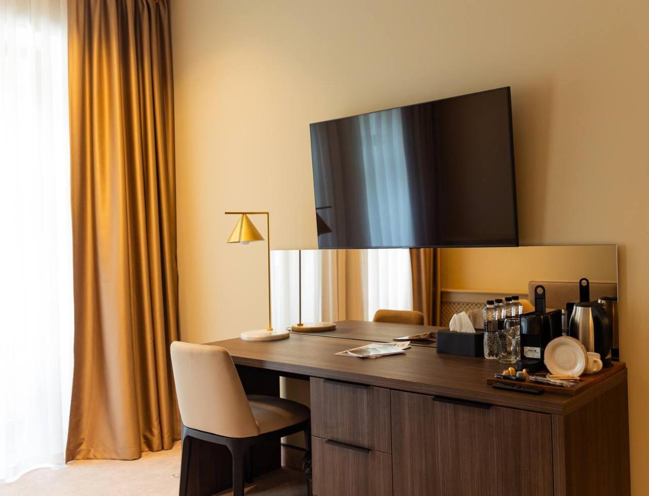 Park Hotel Bristol 乌日霍罗德 外观 照片