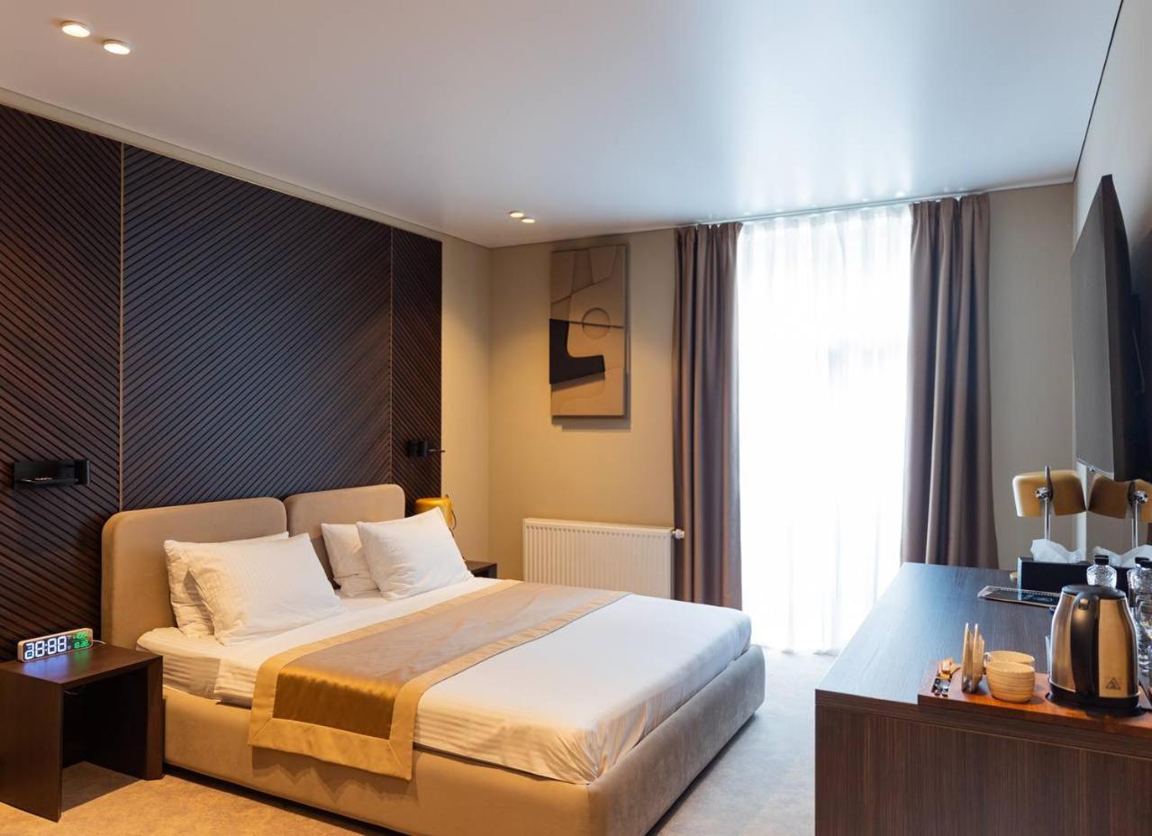 Park Hotel Bristol 乌日霍罗德 外观 照片