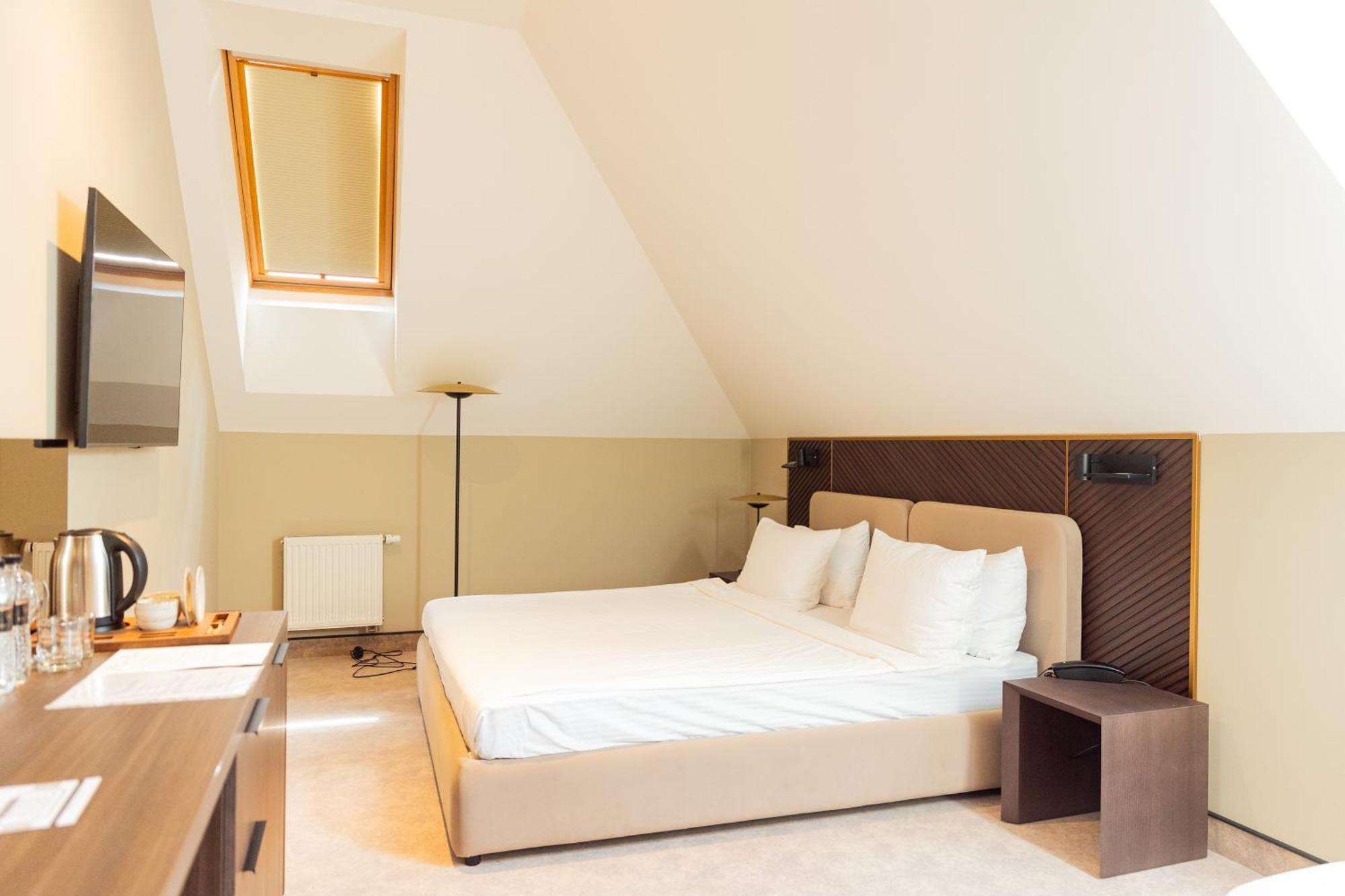 Park Hotel Bristol 乌日霍罗德 外观 照片